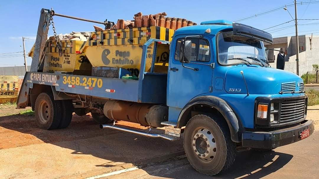 Caminhão Papa Entulho carregado com caçambas em Santa Bárbara d'Oeste